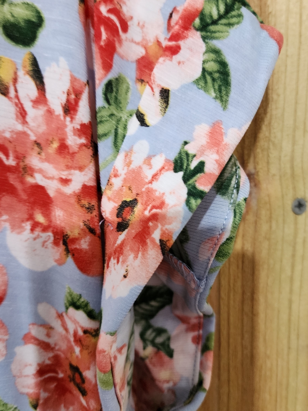 NEW Scarlett Blue Floral Short-Sleeve V-Neck Blouse. 94% Poly 6% Spandex - Picture 7 of 9